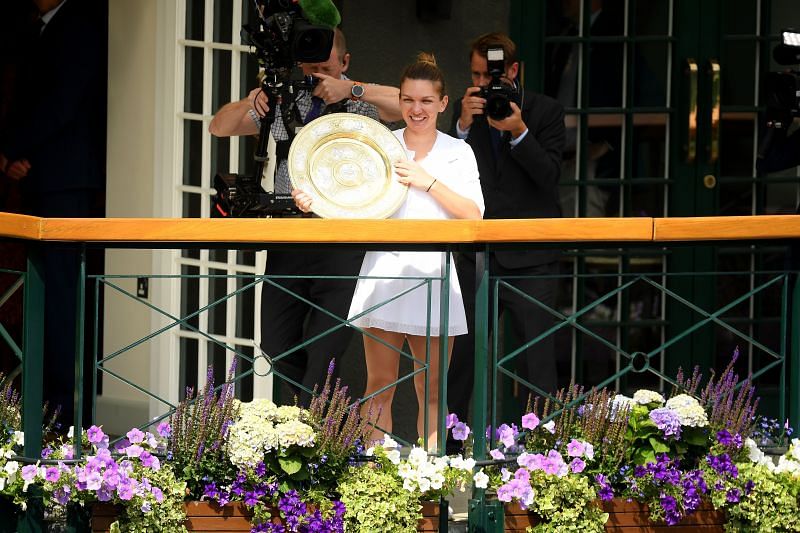 Simona Halep showing the Venus Rosewater Dish on the balcony of the Wimbledon Centre Court