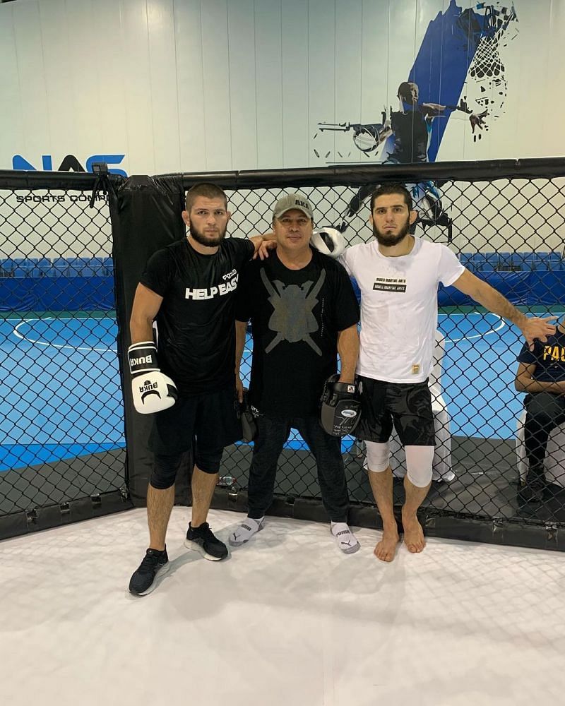 Javier Mendez (center) with Khabib Nurmagomedov (left) and Islam Makhachev (right) [Image Courtesy: @akajav on Instagram]