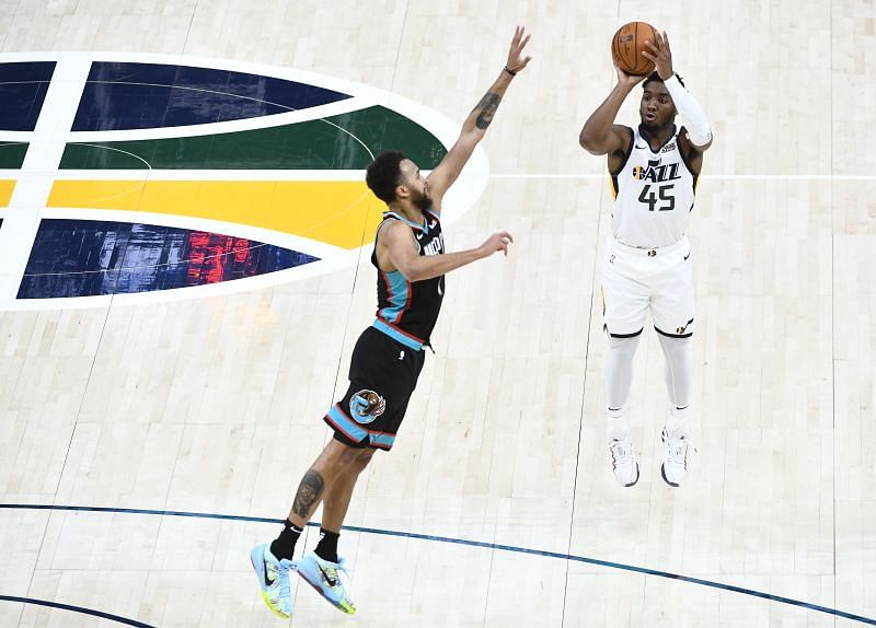 Kyle Anderson contests Donovan Mitchell's shot during the Memphis Grizzlies game against the Utah Jazz