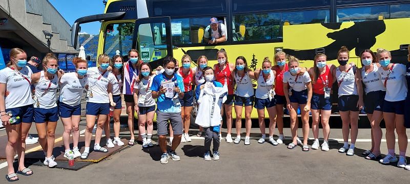 Teruki Nakazawa and Ikumi Mukiada with the entire GBR women&#039;s team