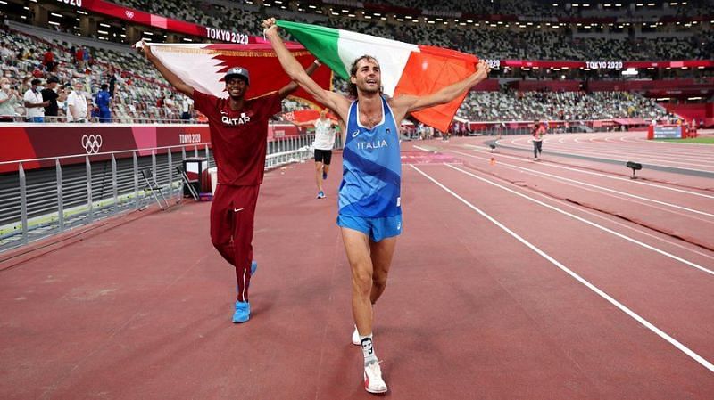 गोल्ड जीतने के बाद खुशी मनाते इटली और कतर के एथलीट