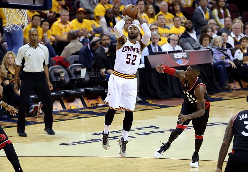 Mo Williams #52 shoots against Toronto Raptors