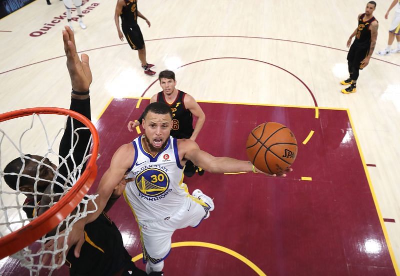 Stephen Curry #30 drives to the basket against LeBron James #23.