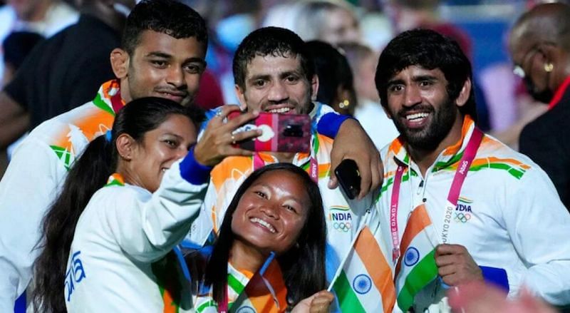 क्लोजिंग सेरेमनी में भारतीय ऐथलीटों के साथ पदक विजेता रवि कुमार और बजरंग पुनिया।