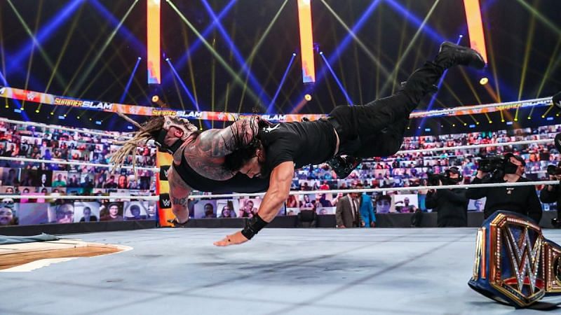 रोमन रेंस ने SummerSlam 2020 में वापसी करते हुए द फीन्ड पर हमला कर दिया था