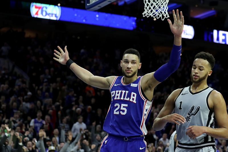 Ben Simmons #25 celebrates after dunking the ball in front of Kyle Anderson #1
