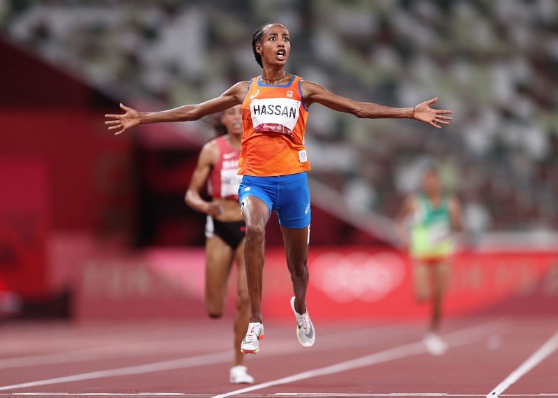 Sifan Hassan crossing the finish line of the 10000m in 1st place at the Tokyo Olympics