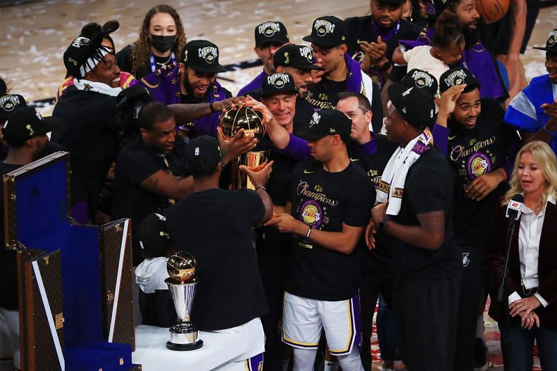 Lakers players celebrate with the Larry O&#039;Brien Trophy