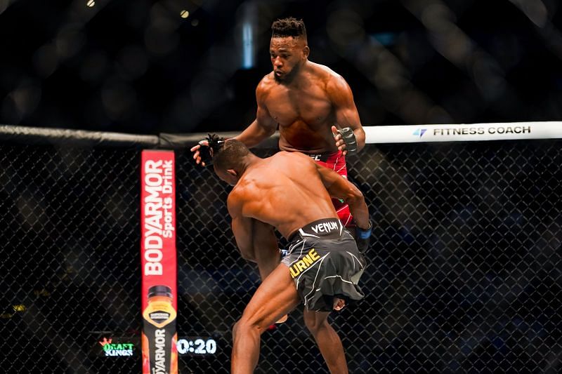 Manel Kape claimed his first UFC victory with a beautiful flying knee