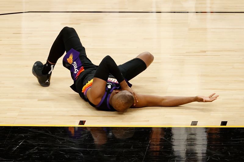 Chris Paul writhes in pain after injuring his shoulder
