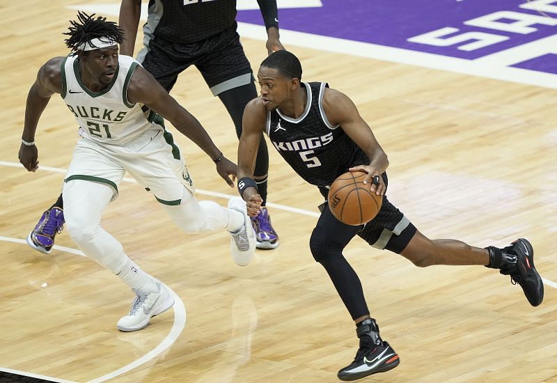 De&#039;Aaron Fox (#5) of the Sacramento Kings drives against Jrue Holiday (#21) of the Milwaukee Bucks