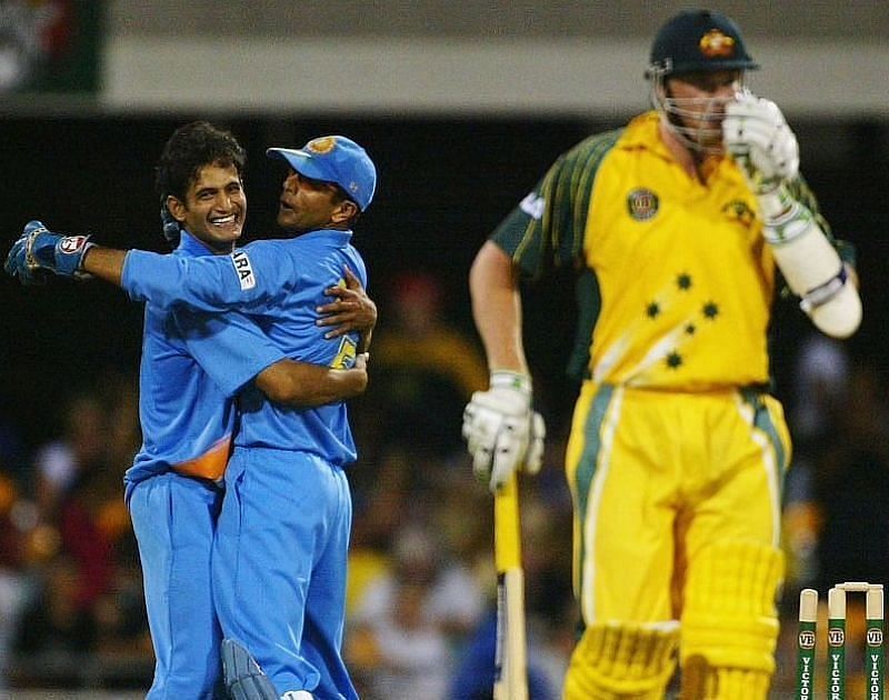 इरफान पठान और राहुल द्रविड़ ऑस्ट्रेलिया के खिलाफ विकेट सेलिब्रेट करते हुए