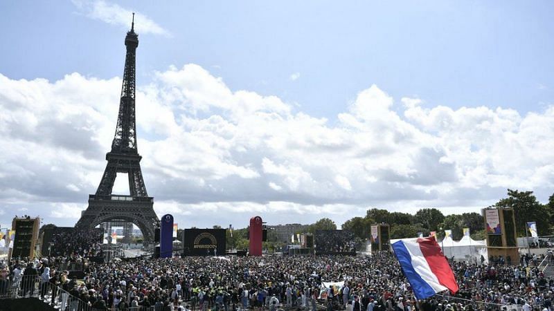 पेरिस में हजारों लोगों ने क्लोजिंग सेरेमनी का लाइव प्रसारण देखा