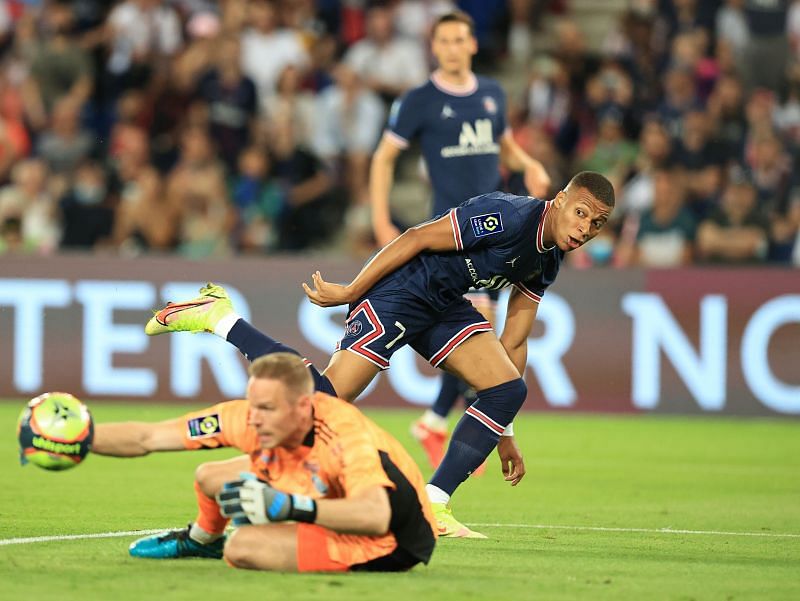 Paris Saint Germain v RC Strasbourg - Ligue 1 Uber Eats