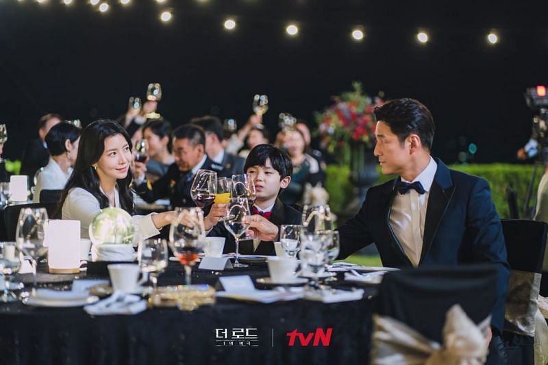 A still of Soo-hyun with wife Eun-soo and son Yeon-woo. (Instagram/tvndrama)