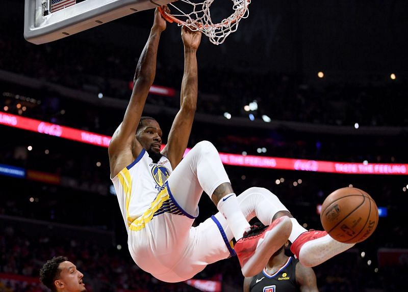 Kevin Durant dunks the ball against the Los Angeles Clippers