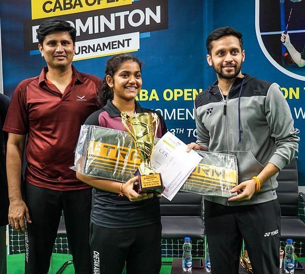 Chetan Anand (left) and Parupalli Kashyap (right) presenting the prize to the winner in Hyderabad