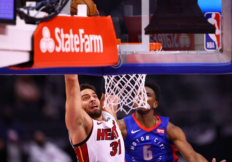 Max Strus #31 dunks the ball.