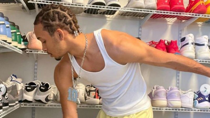 Amari Bailey shows off his new chain (Image via Amari Bailey Instagram)