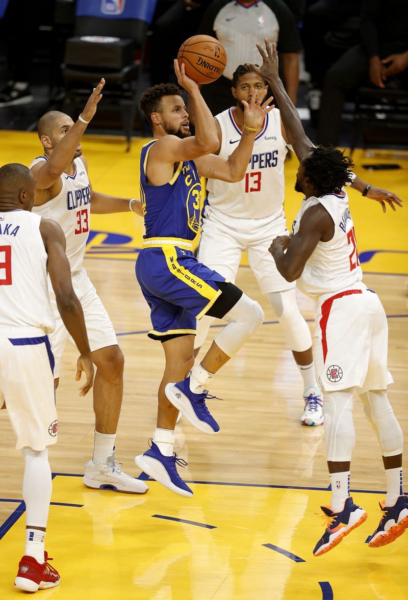 Stephen Curry #30 of the Golden State Warriors goes up for a shot on Patrick Beverley #21 of the LA Clippers