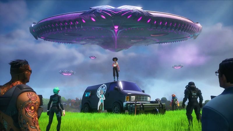 Fortnite characters grouping up to view the Alien invasion (Image via Epic Games)