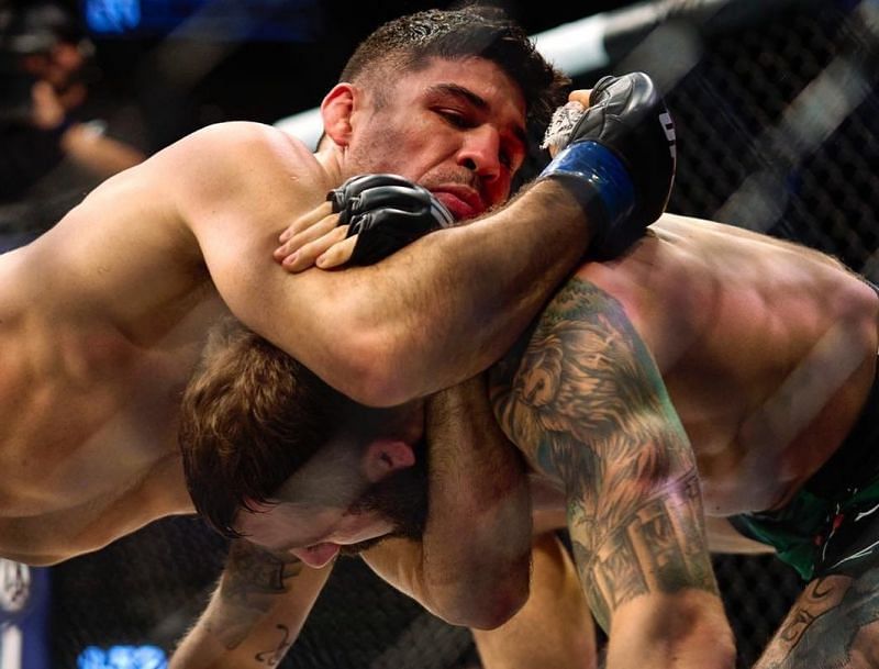 Vicente Luque chokes out Michael Chiesa [Photo via @luquevicente on Instagram]