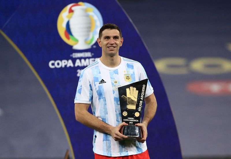 Emi Martinez with his best goalkeeper award at the Copa America 2021