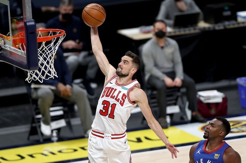 Tomas Satoransky dunks the ball