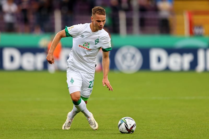 Niklas Schmidt of Werder Bremen