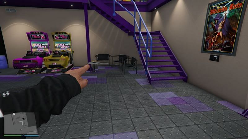 A Redditor pointing out where players can get free snacks at the Autoshop in GTA Online (Image via u/AEIDOLONE, Reddit)