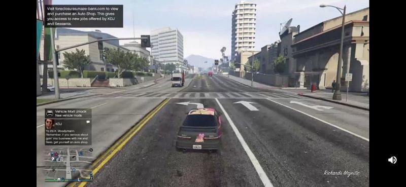 GTA Online NPC traffic is hilarious (Image via sneezinginjapanese, Reddit; and Rockstar Games)