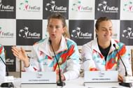 Victoria Azarenka (L) and Aryna Sabalenka
