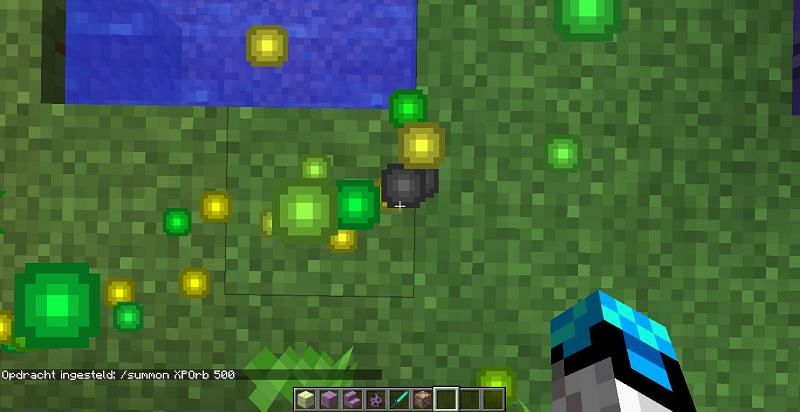 Experience orbs (Image via Minecraft)