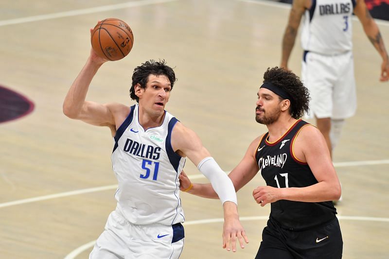 Boban Marjanovic (#51) catches a pass while under pressure from Anderson Varejao (#17).