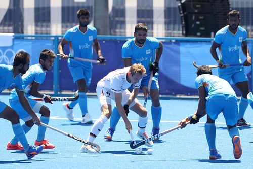 Indian defenders thwart an attempt from Germany's Niklas Wellen.