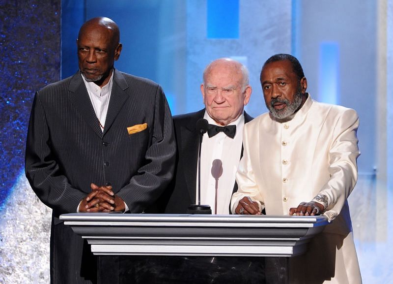 Ed Asner with Louis Gossett Jr. and Ben Vereen. (Image via Getty Images)