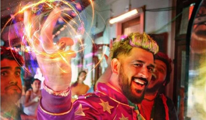 IPL 2021 से पहले एमएस धोनी के नए लुक ने सोशल मीडिया पर मचाया तहलका