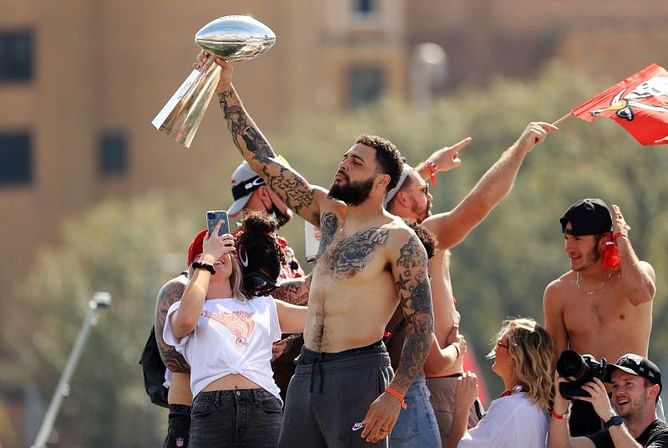 NFL Over/Under - Will WR Mike Evans have over or under 1,000 receiving yards in 2021?