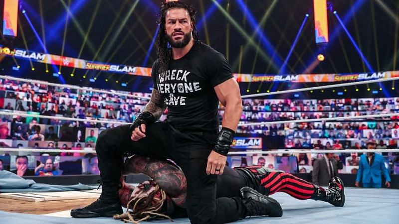 WWE SummerSlam 2020 में द फीन्ड पर वापसी के बाद अटैक करते हुए रोमन रेंस