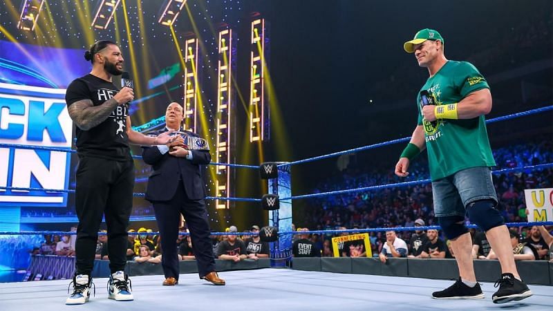 WWE SmackDown में अपने प्रोमो सेगमेंट के दौरान आमने सामने रोमन रेंस और जॉन सीना