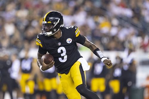 Pittsburgh Steelers <a href='https://www.sportskeeda.com/nfl/dwayne-haskins' target='_blank' rel='noopener noreferrer'>Dwayne Haskins</a> on the run