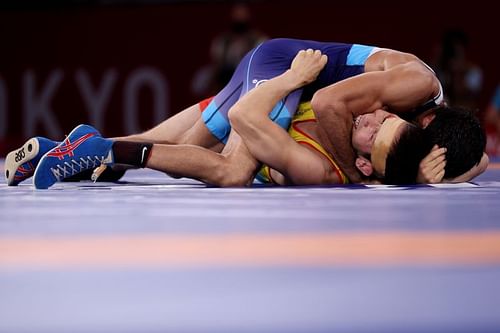 Ravi Kumar (on top) of India during the Men’s Freestyle 57kg semifinal wrestling.