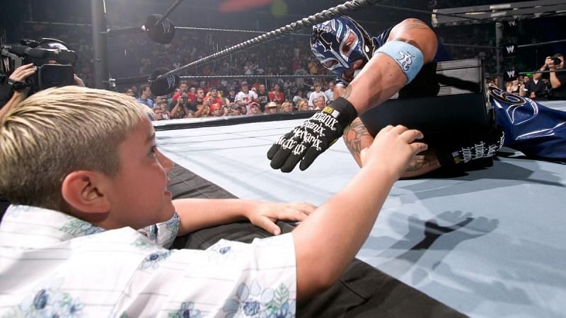 Rey Mysterio reaching for Dominik&#039;s hand at SummerSlam 2006