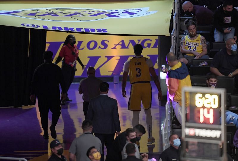 Anthony Davis #3 of the Los Angeles Lakers leaves the game in the first quarter against the Phoenix Suns.