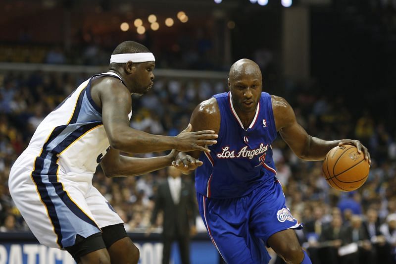 Lamar Odom (#7) of the LA Clippers drives to the basket against Zach Randolph (#50) of the Memphis Grizzlies