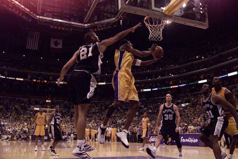 Tim Duncan contesting a lay-up during Spurs v Lakers in 2001