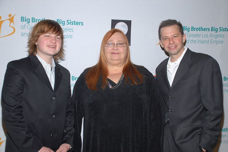 Angus T. Jones with Conchata Ferrell and Jon Cryer (Image via Getty Images)