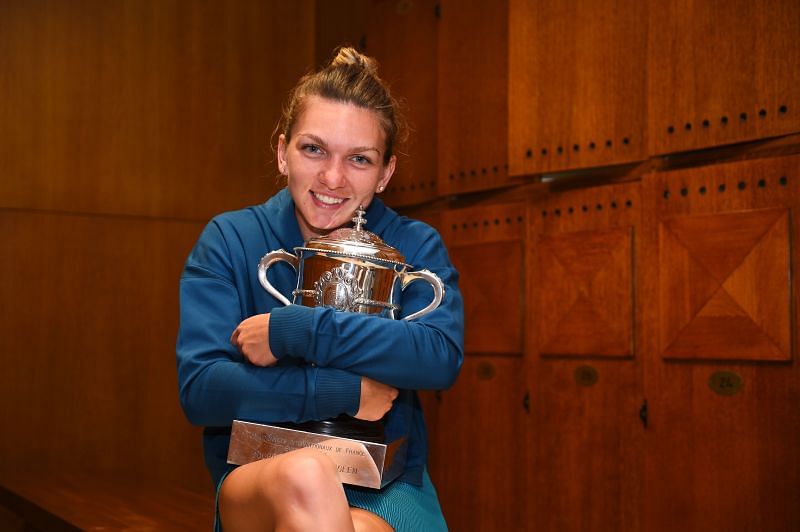 Simona Halep holding onto the Coupe Suzanne Lenglen after winning Roland Garros in 2018