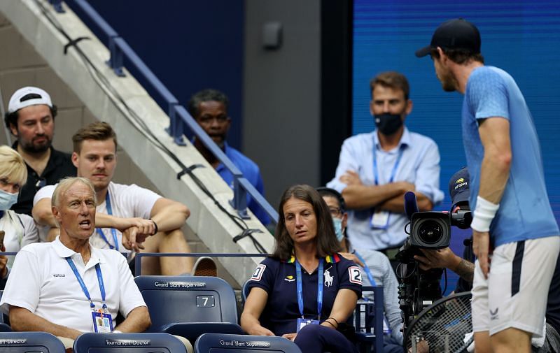 Andy Murray speaks with US Open supervisor Gerry Armstrong during Stefanos Tsitsipas&#039; lengthy toilet break