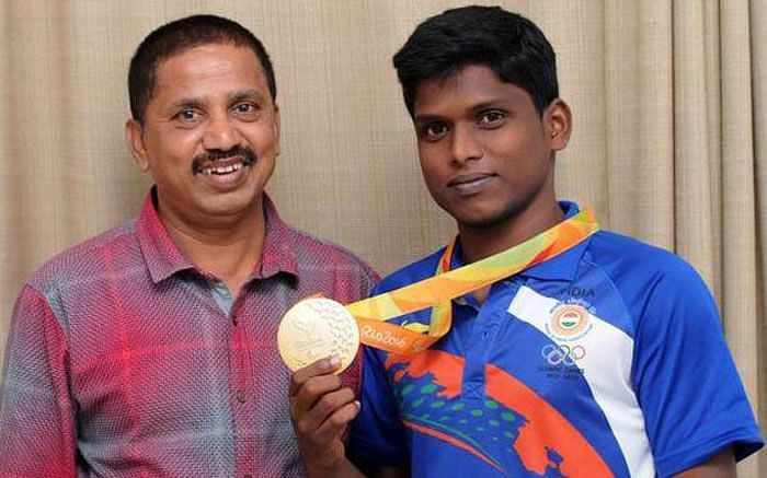 Mariyappan Thangavelu (R) with his coach Satyanarayana. (Credits: PTI)